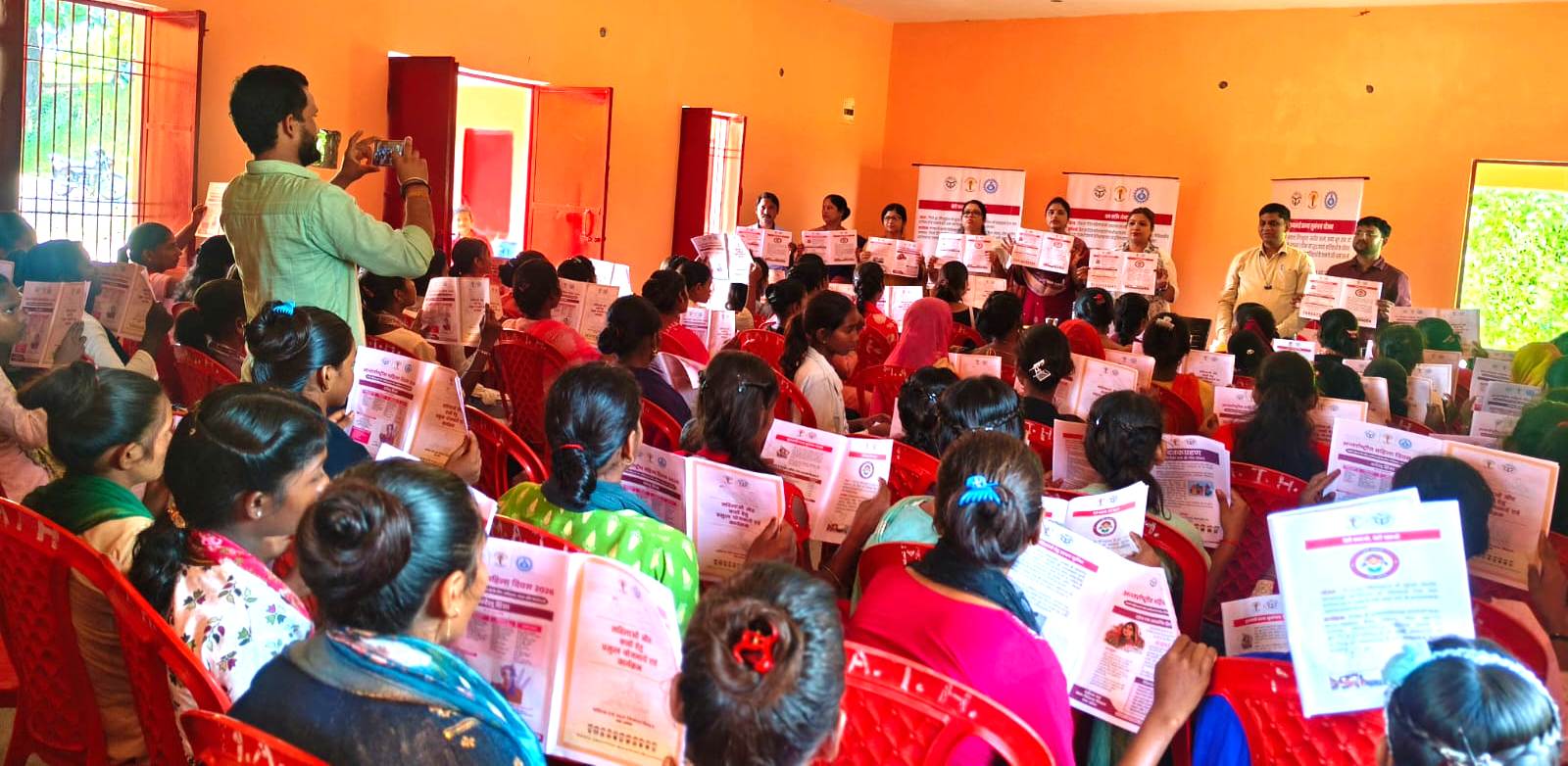 किशोरियों को दिया गया स्वरक्षा एवं महिला अधिकारों का प्रशिक्षण किशोरियों को दिया गया स्वरक्षा एवं महिला अधिकारों का प्रशिक्षण