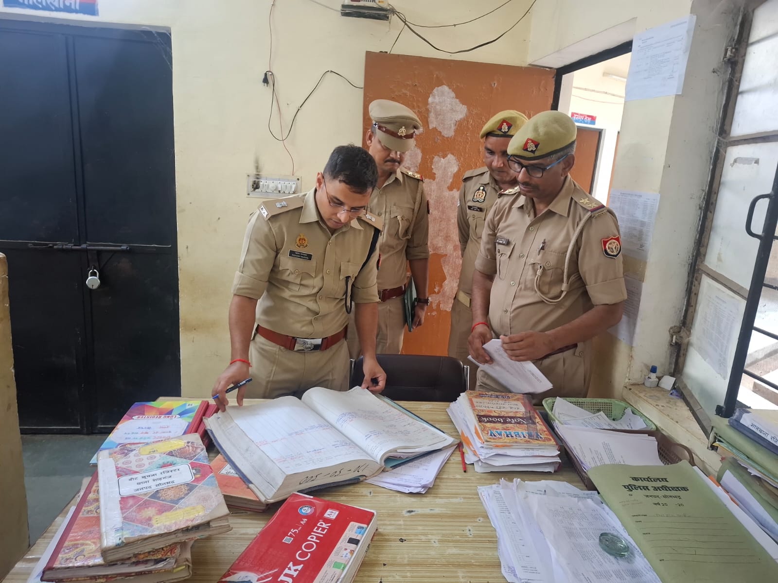 अपर पुलिस अधीक्षक (ऑपरेशन) सोनभद्र द्वारा थाना शाहगंज का आकस्मिक निरीक्षण, अभिलेखों का किया गया गहन परीक्षण एवं दिए आवश्यक दिशा-निर्देश