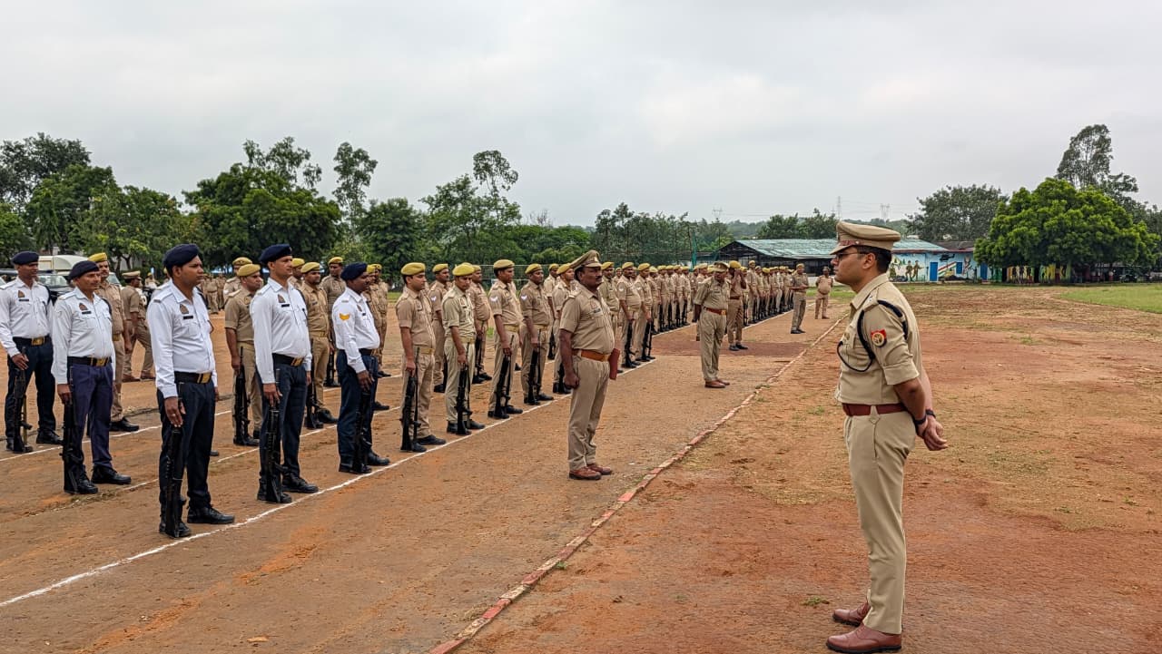 अनुशासन एवं एकरूपता बनाए रखने हेतु पुलिस कर्मियों से टोलीवार ड्रिल एवं दौड़ कराई गई, शस्त्रों के संबंध में प्रशिक्षण एवं अभ्यास कराया गया अनुशासन एवं एकरूपता बनाए रखने हेतु पुलिस कर्मियों से टोलीवार ड्रिल एवं दौड़ कराई गई, शस्त्रों के संबंध में प्रशिक्षण एवं अभ्यास कराया गया