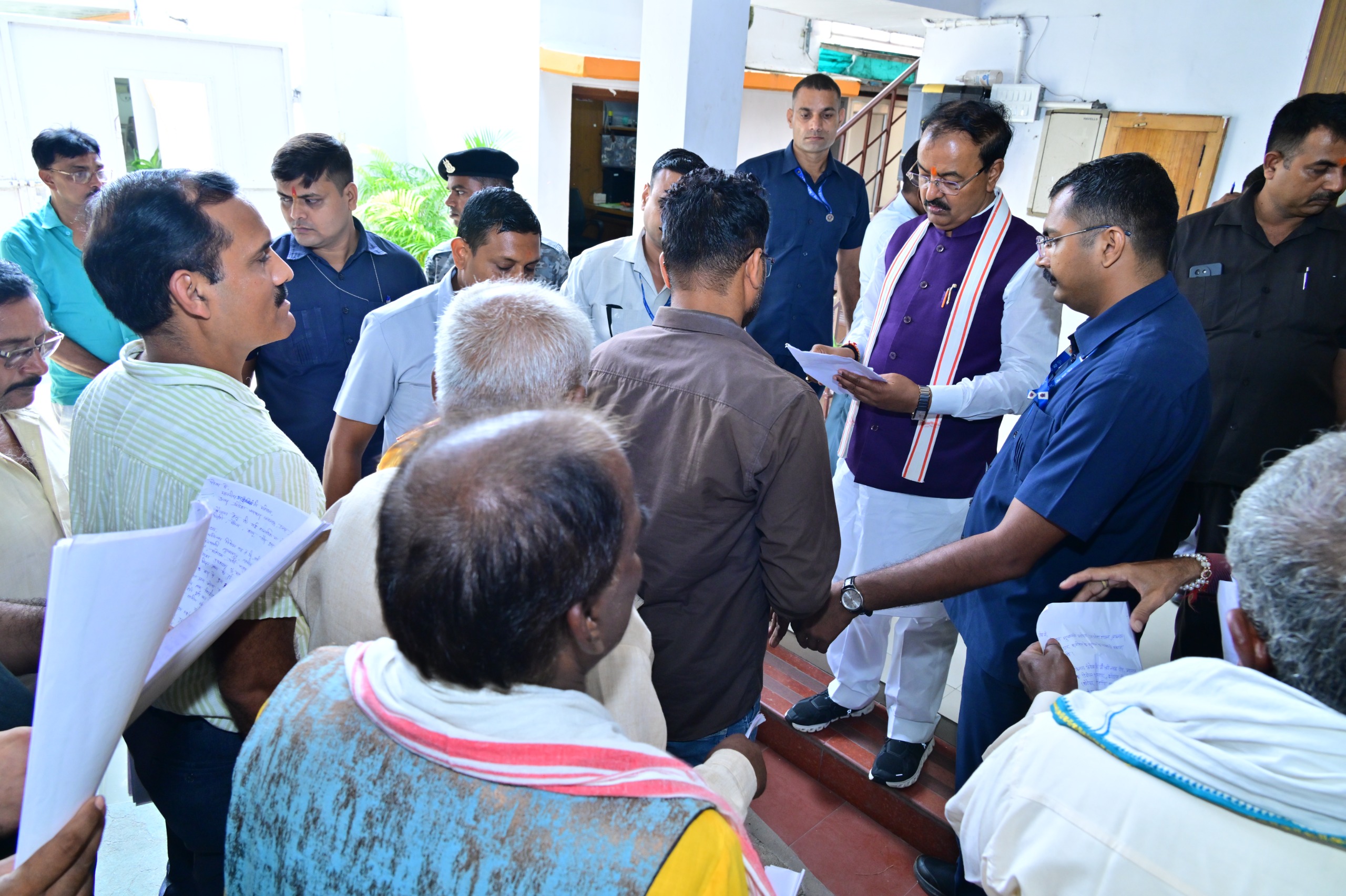 हर व्यक्ति को न्याय दिलाना और पात्रों तक सरकारी योजनाओं का लाभ पहुंचाना सरकार की प्राथमिकता केशव प्रसाद मौर्य हर व्यक्ति को न्याय दिलाना और पात्रों तक सरकारी योजनाओं का लाभ पहुंचाना सरकार की प्राथमिकता केशव प्रसाद मौर्य