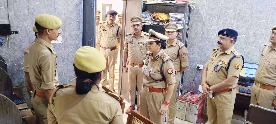 पुलिस उप महानिरीक्षक विन्ध्याचल द्वारा पुलिस लाइन एवं थाना किया गया निरीक्षण, दिए आवश्यक दिशा निर्देश