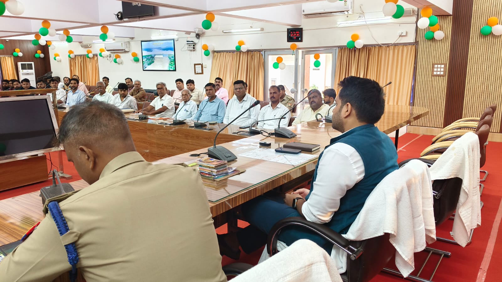 सोनभद्र को पर्यटन हब बनाने की तैयारी तेज, जिलाधिकारी ने होटल कारोबारियों के साथ बनाई नई रणनीति सोनभद्र को पर्यटन हब बनाने की तैयारी तेज, जिलाधिकारी ने होटल कारोबारियों के साथ बनाई नई रणनीति
