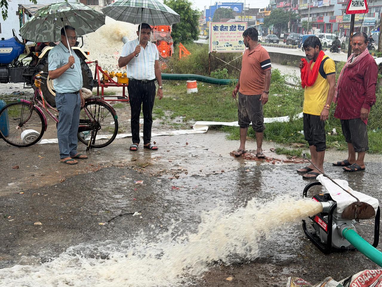 लगातार बारिश के कारण जल निकासी में आ रही बाधा, बारिश थमते ही कार्य में आएगी तेजी- जिलाधिकारी लगातार बारिश के कारण जल निकासी में आ रही बाधा, बारिश थमते ही कार्य में आएगी तेजी- जिलाधिकारी