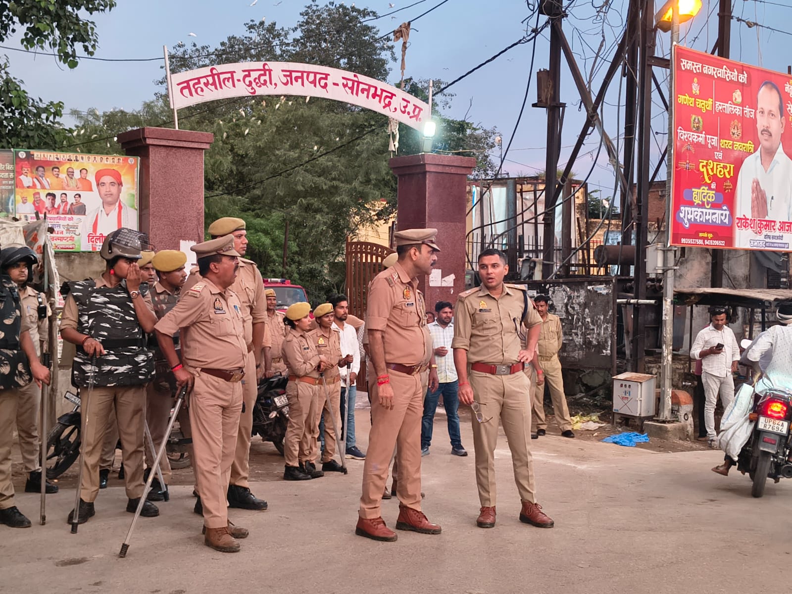 जन्माष्टमी विसर्जन जुलूस के दृष्टिगत थाना दुद्धी क्षेत्र में सुरक्षा एवं कानून-व्यवस्था का अपर पुलिस अधीक्षक द्वारा निरीक्षण