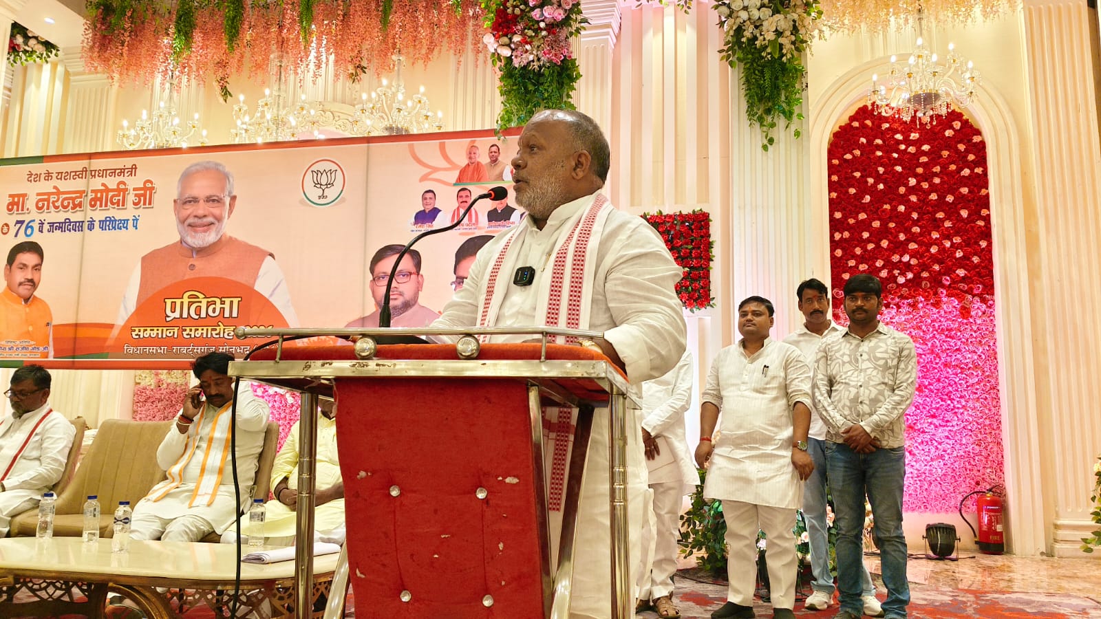 उत्कृष्ट कार्य करने वाली प्रतिभाओं को सम्मानित कर सेवा एवं समर्पण का दिया संदेश उत्कृष्ट कार्य करने वाली प्रतिभाओं को सम्मानित कर सेवा एवं समर्पण का दिया संदेश