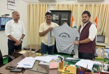 पिपरी नगर पंचायत के सफाई कर्मियों के ड्रेस कोड का जिलाधिकारी ने किया शुभारम्भ