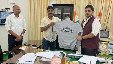पिपरी नगर पंचायत के सफाई कर्मियों के ड्रेस कोड का जिलाधिकारी ने किया शुभारम्भ