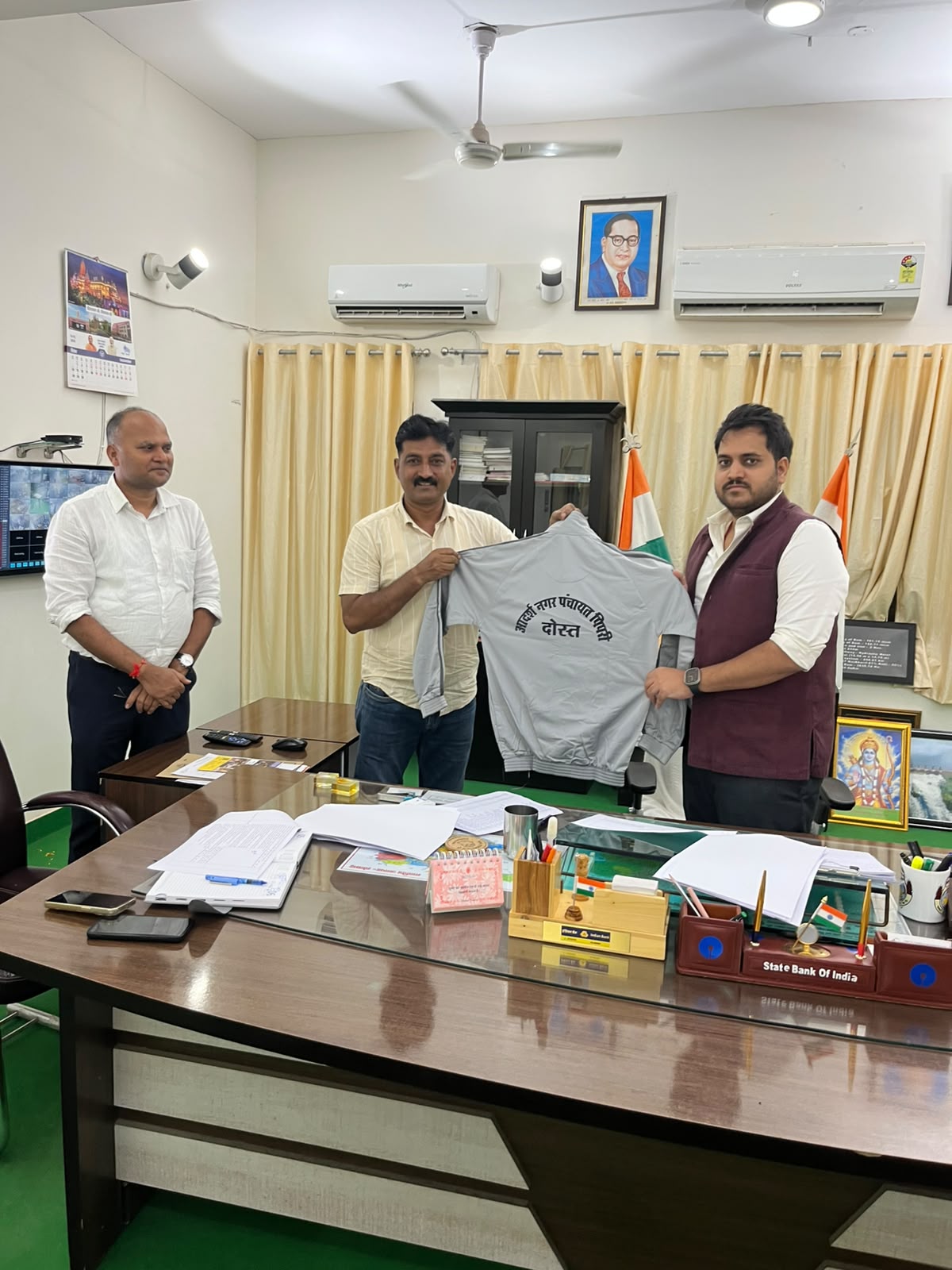 पिपरी नगर पंचायत के सफाई कर्मियों के ड्रेस कोड का जिलाधिकारी ने किया शुभारम्भ