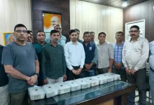 एंटी करप्शन टीम ने खनन अधिकारी सुधाकर और बाबू सद्दाम को रिश्वत लेते रंगे हाथ पकड़ा।