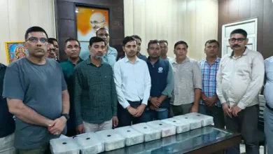 एंटी करप्शन टीम ने खनन अधिकारी सुधाकर और बाबू सद्दाम को रिश्वत लेते रंगे हाथ पकड़ा। एंटी करप्शन टीम ने खनन अधिकारी सुधाकर और बाबू सद्दाम को रिश्वत लेते रंगे हाथ पकड़ा।