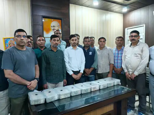 एंटी करप्शन टीम ने खनन अधिकारी सुधाकर और बाबू सद्दाम को रिश्वत लेते रंगे हाथ पकड़ा। एंटी करप्शन टीम ने खनन अधिकारी सुधाकर और बाबू सद्दाम को रिश्वत लेते रंगे हाथ पकड़ा।