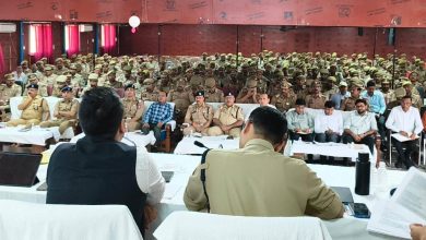 मतदान के दिन सतर्क रहें अधिकारी, निर्वाचन आयोग के दिशा-निर्देशों का कड़ाई से कराएं अनुपालन