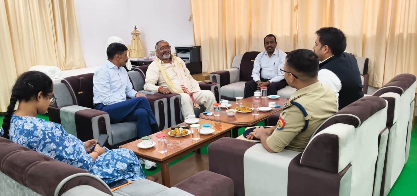 मंडलायुक्त ने जनप्रतिनिधियों के साथ जनपद के विकास कार्यों की समीक्षा की मंडलायुक्त ने जनप्रतिनिधियों के साथ जनपद के विकास कार्यों की समीक्षा की
