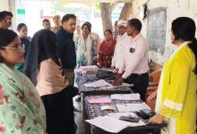 जिलाधिकारी ने विभिन्न मतदेय स्थलों पर आयोजित विशेष कैम्प का किया निरीक्षण।