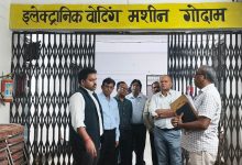 विधानसभा निर्वाचन-2027 की तैयारियों को लेकर डीएम गंभीर, ईवीएम एवं वीवीपैट एफएलसी हॉल का किया निरीक्षण