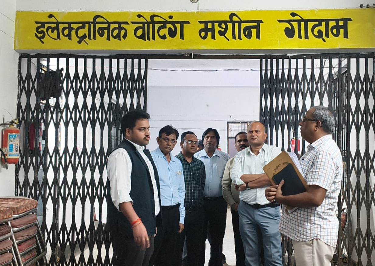 विधानसभा निर्वाचन-2027 की तैयारियों को लेकर डीएम गंभीर, ईवीएम एवं वीवीपैट एफएलसी हॉल का किया निरीक्षण