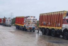 खनन बैरियर से बचने के लिए गलत तरिके से वाहन को हाइवे पर पार्क करने वाले ट्रक मालिक चालकों के विरुद्ध कार्रवाई