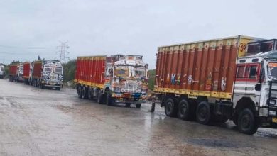 खनन बैरियर से बचने के लिए गलत तरिके से वाहन को हाइवे पर पार्क करने वाले ट्रक मालिक चालकों के विरुद्ध कार्रवाई