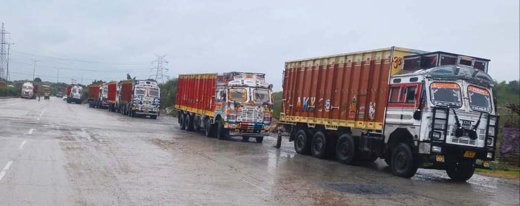 खनन बैरियर से बचने के लिए गलत तरिके से वाहन को हाइवे पर पार्क करने वाले ट्रक मालिक चालकों के विरुद्ध कार्रवाई खनन बैरियर से बचने के लिए गलत तरिके से वाहन को हाइवे पर पार्क करने वाले ट्रक मालिक चालकों के विरुद्ध कार्रवाई
