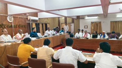 मतदेय स्थलों के संभाजन को लेकर जिला निर्वाचन अधिकारी ने राजनीतिक दलों के प्रतिनिधियों के साथ की बैठक