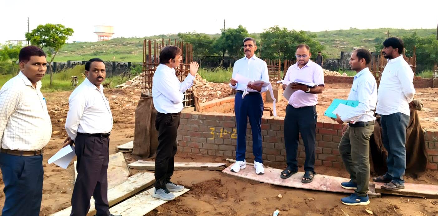 मंडलायुक्त ने सेंटर ऑफ एक्सीलेंस भवन और पेयजल आपूर्ति व्यवस्था का लिया जायजा मंडलायुक्त ने सेंटर ऑफ एक्सीलेंस भवन और पेयजल आपूर्ति व्यवस्था का लिया जायजा