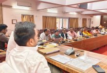 जिला निर्वाचन अधिकारी चर्चित गौड़ ने मान्यता प्राप्त राजनैतिक दलों के प्रतिनिधियों के साथ की बैठक