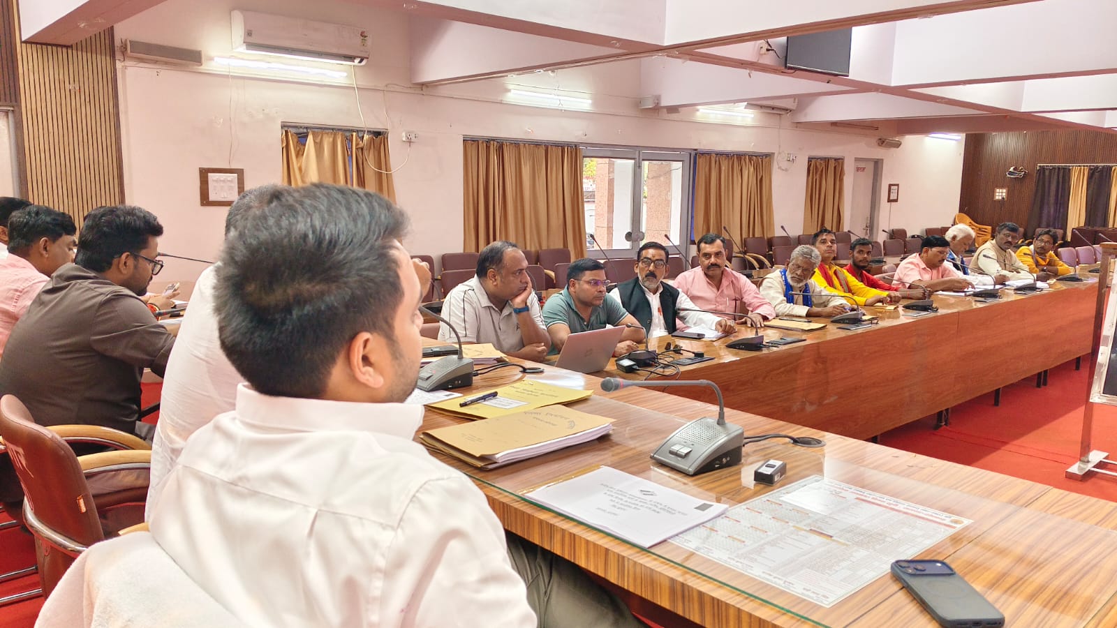 जिला निर्वाचन अधिकारी चर्चित गौड़ ने मान्यता प्राप्त राजनैतिक दलों के प्रतिनिधियों के साथ की बैठक जिला निर्वाचन अधिकारी चर्चित गौड़ ने मान्यता प्राप्त राजनैतिक दलों के प्रतिनिधियों के साथ की बैठक