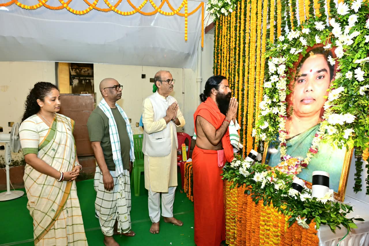 प्रसिद्ध योग गुरु बाबा रामदेव ने स्वर्गीय रूपी सोरेन जी को दी भावभीनी श्रद्धांजलि।