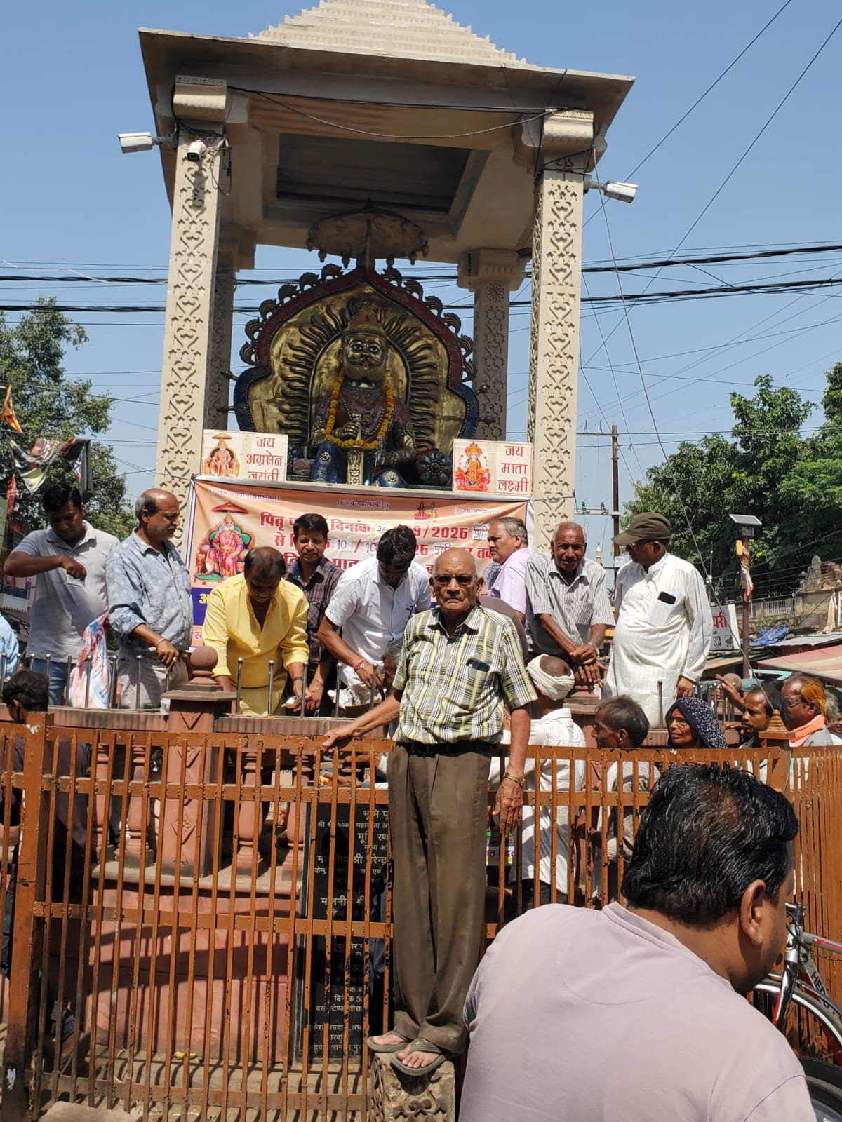 पितृपक्ष की एकादशी पर अग्रसेन चौक मुरार में हुआ प्रसादी वितरण।
