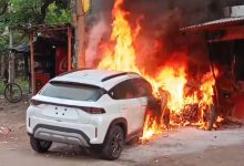 नेक्सा शोरूम से टेस्ट ड्राइव के लिए निकली कार चालक की लापरवाही से लगी आग,कार बाईक जलकर खाक 2 युवक घायल 