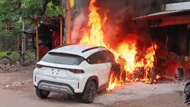 नेक्सा शोरूम से टेस्ट ड्राइव के लिए निकली कार चालक की लापरवाही से लगी आग,कार बाईक जलकर खाक 2 युवक घायल 