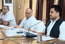 नए मतदाताओं के नाम मतदाता सूची में दर्ज कराने के लिए बूथवार लक्ष्य निर्धारित करे-जिलाधिकारी