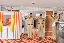 पुलिस अधीक्षक सोनभद्र ने पुलिस कार्यालय में माल्यार्पण कर अर्पित किए श्रद्धासुमन,