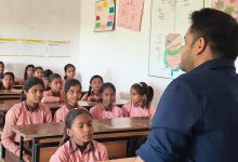 उच्च प्राथमिक विद्यालय लोढ़ी में स्मार्ट क्लास के माध्यम से पढ़ाई का जिलाधिकारी ने लिया जायजा