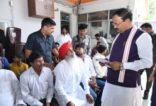 जनता दर्शन में उप मुख्यमंत्री ने सुनीं नागरिकों की समस्याएं, अधिकारियों को समयबद्ध एवं गुणवत्तापूर्ण निस्तारण के निर्देश