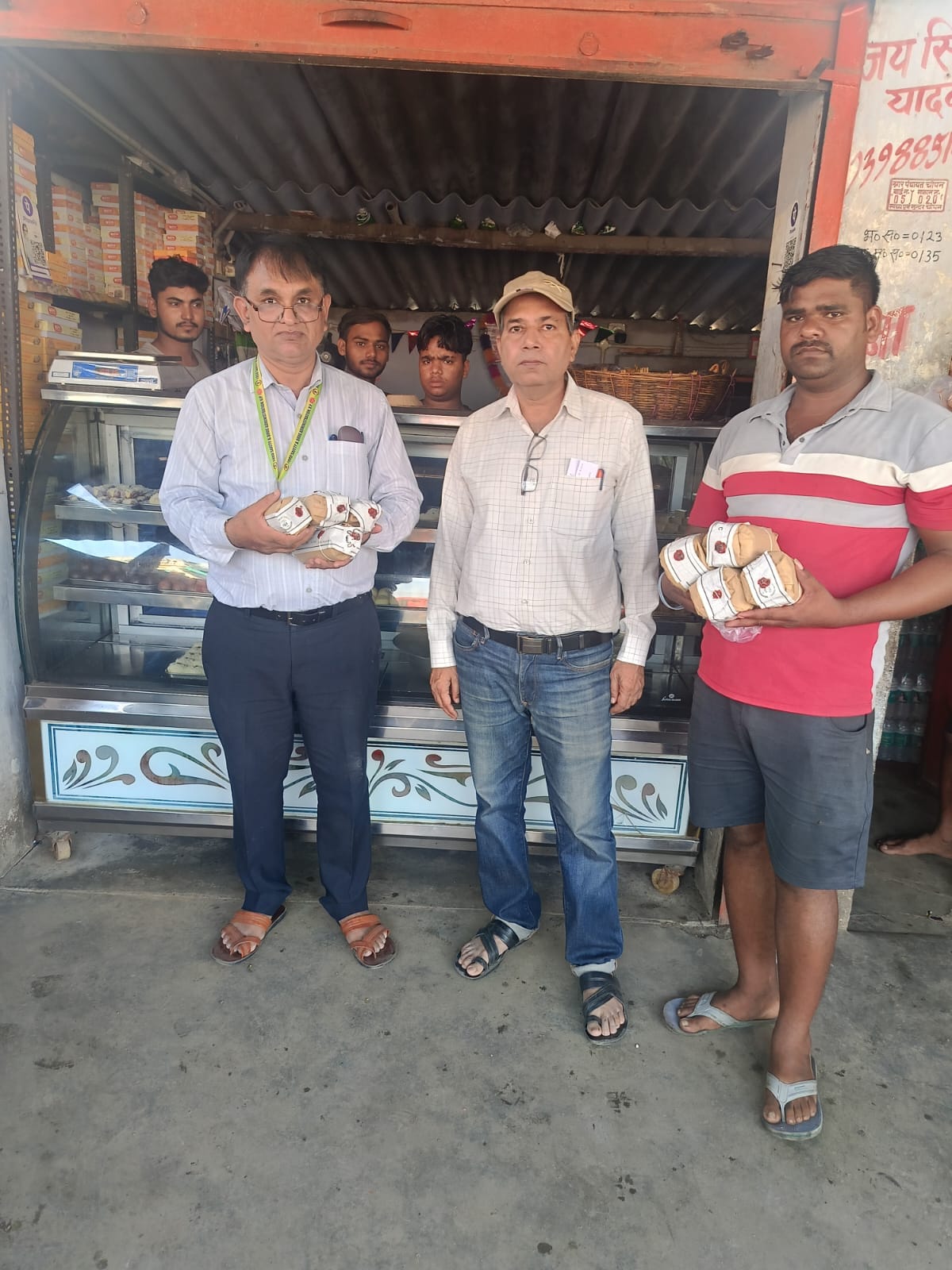 खाद्य सुरक्षा एवं औषधि प्रशासन विभाग की टीम द्वारा जनपद में स्थित डेयरियों से नमूना संग्रहित कर जॉच हेतु भेजा