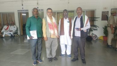 डीएम से मिलकर आल इंडिया पीपुल्स फ्रंट ने सौंपा पत्रक